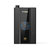 FiiO Q11 DAC y amplificador de audífonos compacto con pantallas y controles en color negro.