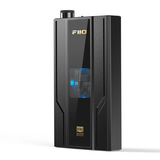 FiiO Q11, DAC y amplificador de audífonos, con botones y conectores visibles en un dispositivo compacto.