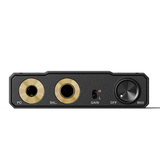 FiiO Q11, DAC y amplificador de audífonos, con botones y conectores en la parte frontal, en color negro.